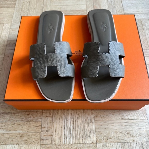 Hermes Oran Sandals in Étoupe - Picture 3 of 6